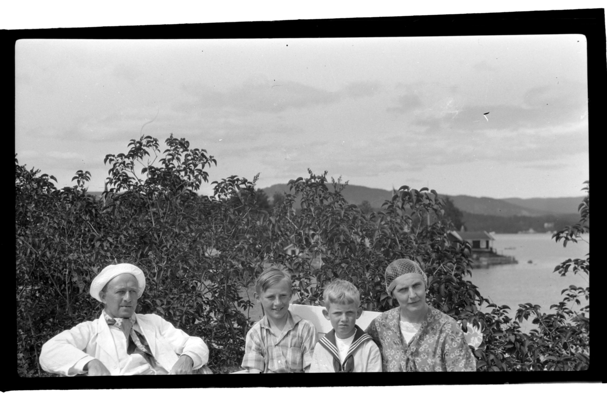 Rolf Sr. Sundt, Familien Sundt på en benk på Konglungen. I bakgrunnen Oslofjorden. Fra venstre Rolf Sr., Julius, Rolf Jr. og Hilda. Antagelig fotografert i 1929.
