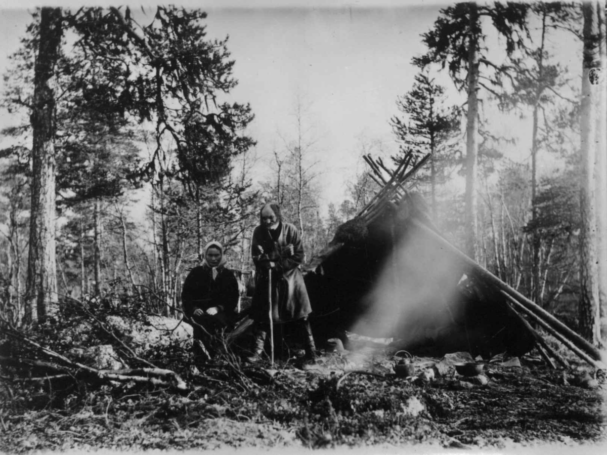 Ellisif Rannveig Wessel, Enare-samen Hendo-Anti med datter foran teltet. Eidsfjell, Pasvik, Sør-Varanger, Finnmark, før 1902.
