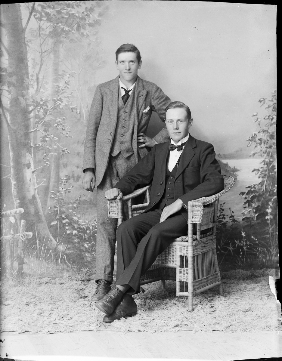 Skötsner-Edhlund, Ateljéporträtt - Wilhelm Eriksson och E. Hörner från Börstil socken, Uppland 1922