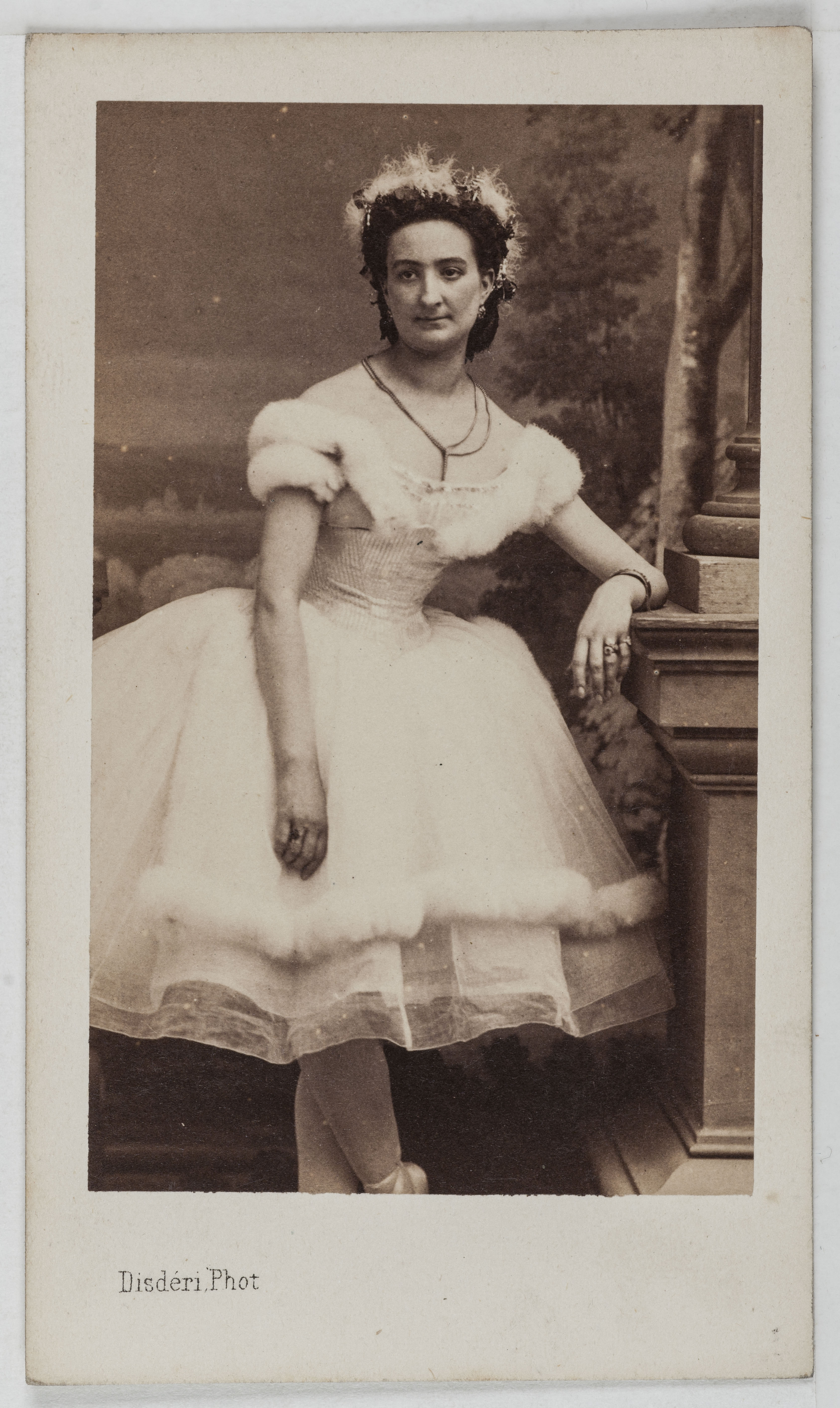 André-Adolphe-Eugène Disdéri, Portrait de Parent, danseuse au Théâtre des Bouffes Parisiens et au Théâtre de la Porte Saint Martin.