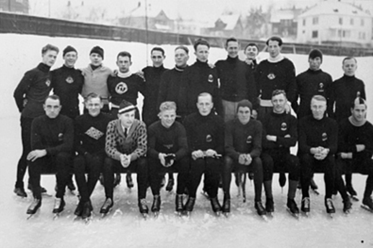 Anno Domkirkeodden, GRUPPE 21 SKØYTELØPERE, NOEN ER MEDLEMMER AV HAMAR IDRETTSLAG, UKJENTEPÅ HAMAR STADION, VINTER
