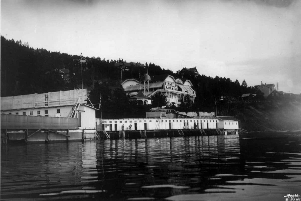 Hermann Christian Neupert, Nordstrand bad, Oslo. 1908. Badehus og brygge.