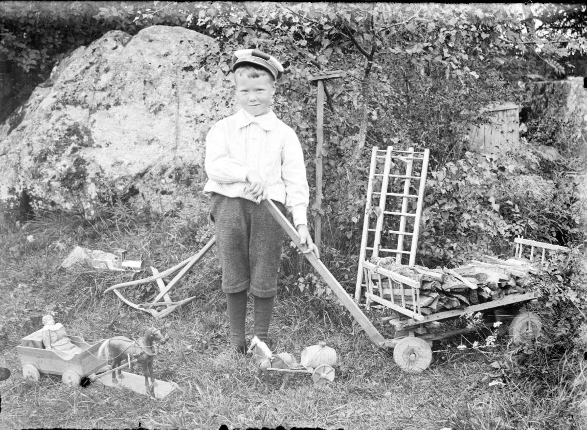 Johan Lundin, Olle Eklund med sina leksaker, Åby, Funbo socken, Uppland