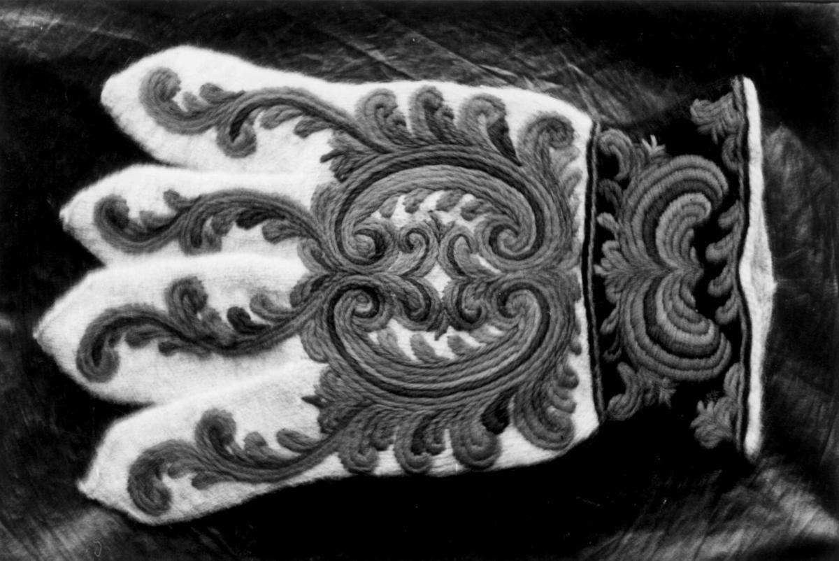 Anna Grostøl, Valle, Aust-Agder 1938. Rikt brodert fingervott.