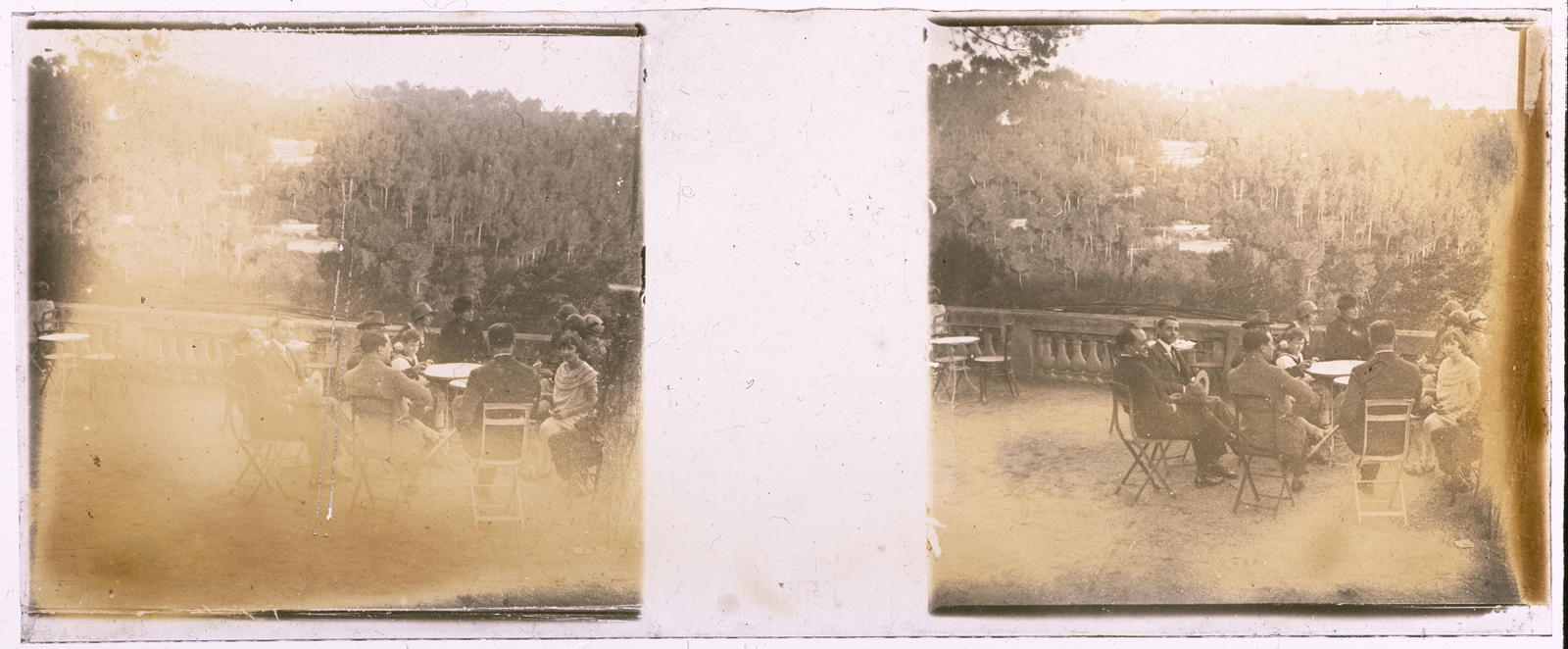 Desconegut, [People sitting around a table]