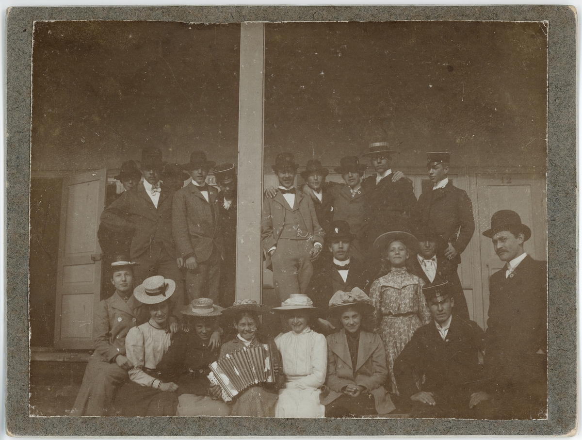 Okänd,, Women and men on the steps of Kallbadhuset, Uppsala