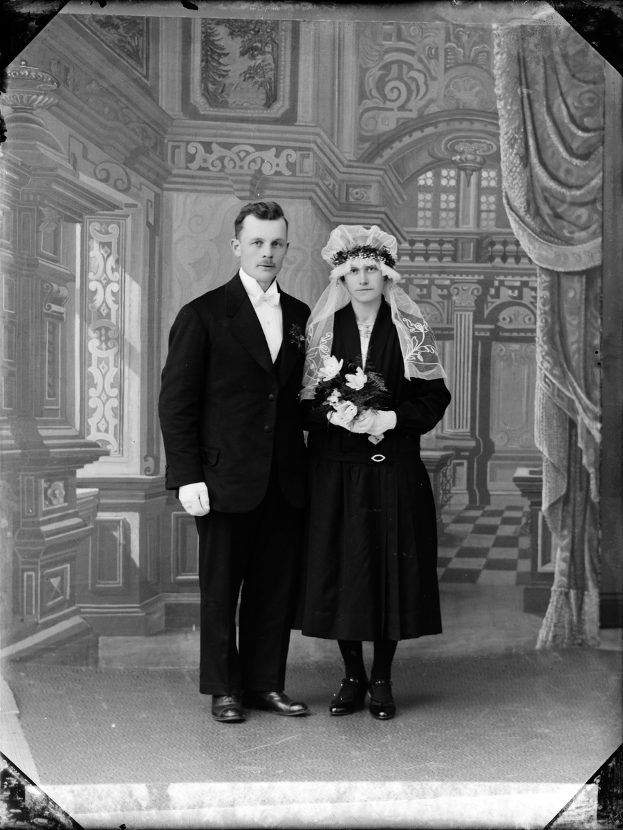 Skötsner-Edhlund, Ateljéporträtt - Brudpar från Lysta, Harg socken, Uppland 1927