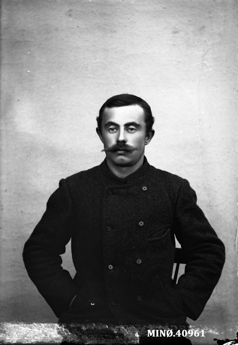 Oscar Holte, Portrett av mann - S. Petersen