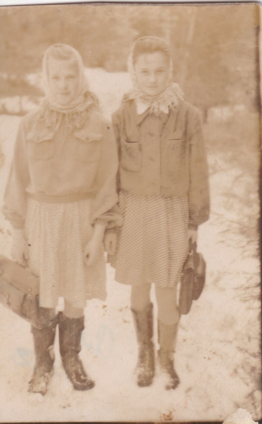Unknown artist, Tremtinės Aldona Karaliutė ir Eugenija Kuraitė