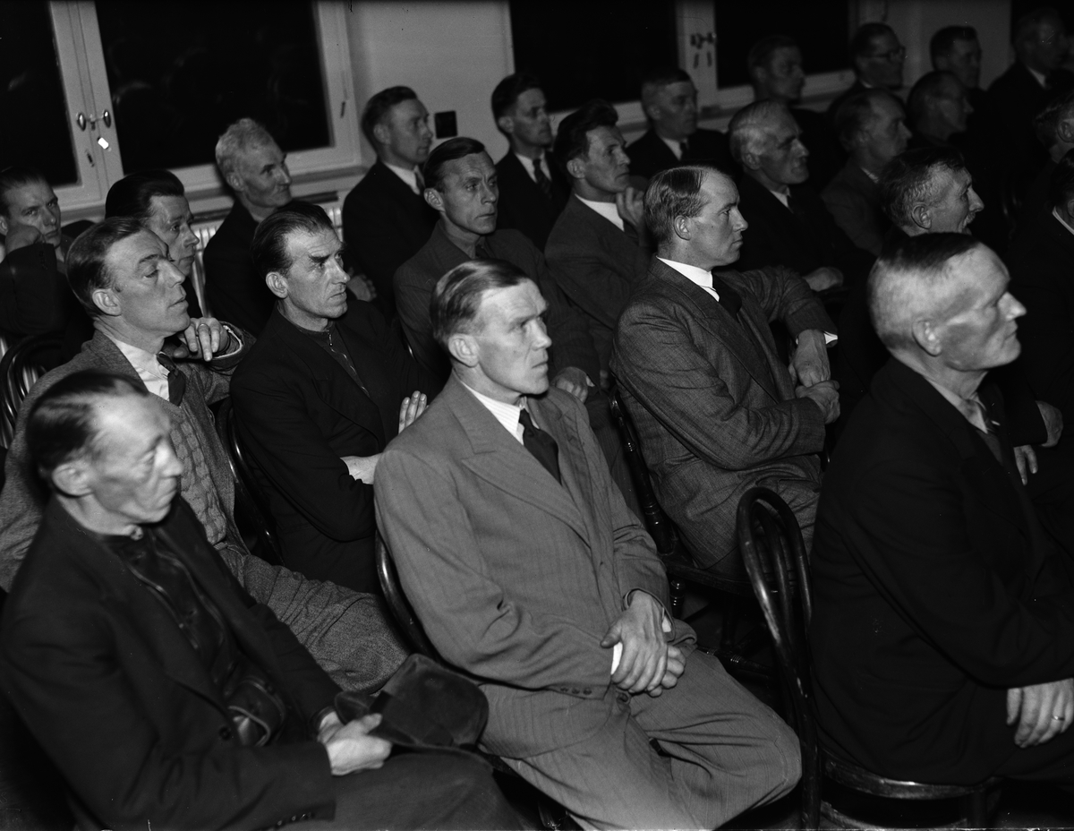 Paul Sandberg, “110 Heat line attendants learn fire effectively” - course participants, Technical School, Uppsala November 1942