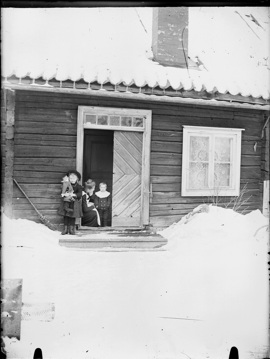 Skötsner-Edhlund, Sara, Ruth och Tyra vid ytterdörren, Östhammar, Uppland