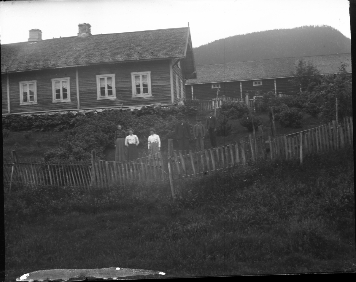 Anders O. Sørhuus, Personer foran gardsbruk