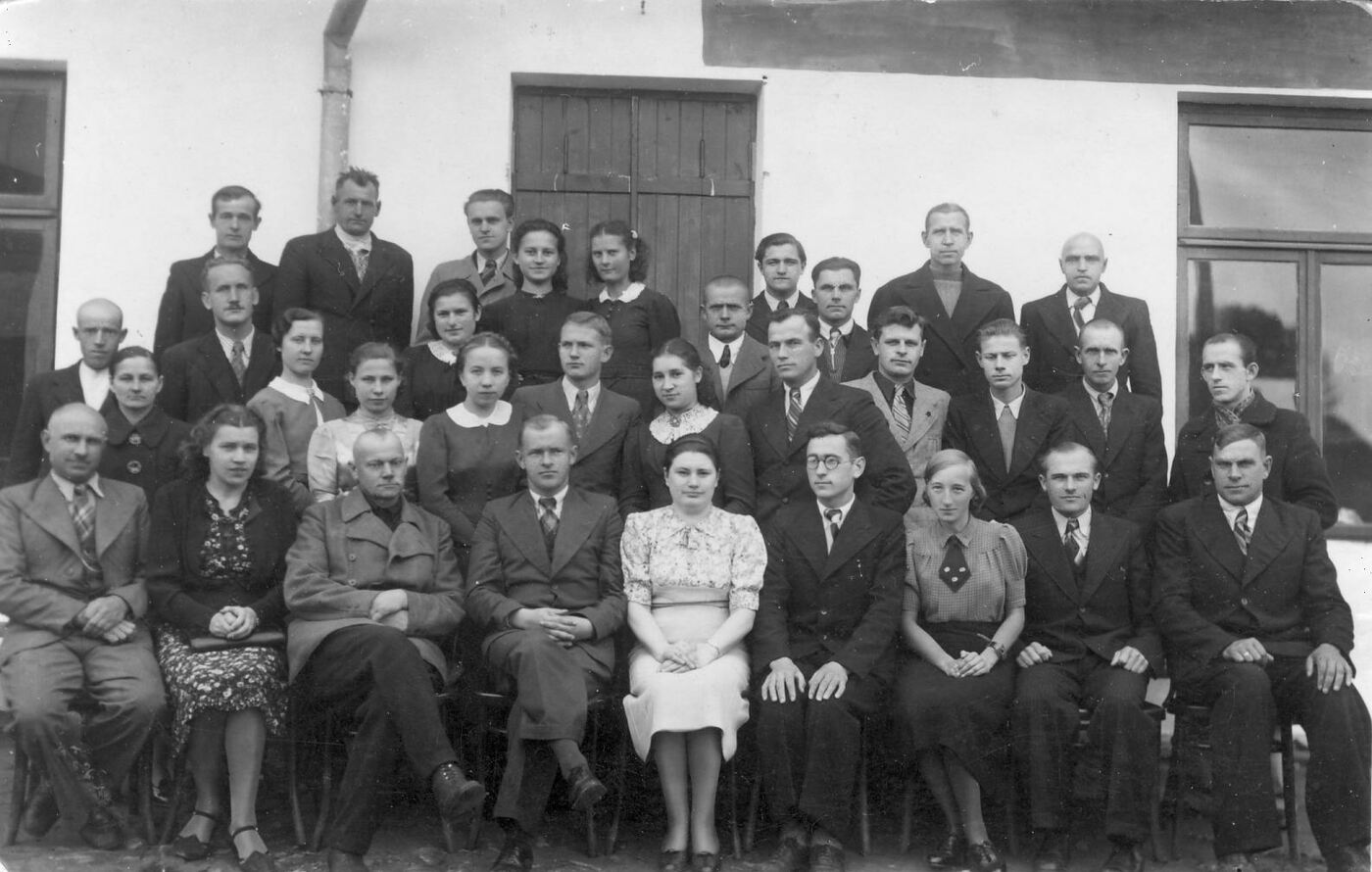 Petras Ločeris, Žemės ūkio draugijos darbuotojai prie draugijos parduotuvės Dvaro gatvėje