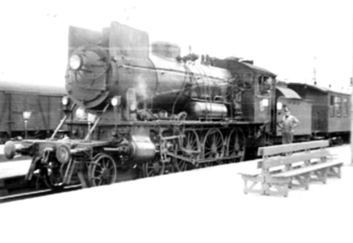 Anno Domkirkeodden, HAMAR JERNBANESTASJON, DAMPLOKOMOTIV NR. 271, TOG 394, OLA AARHUS OG OLE BROBAKKEN