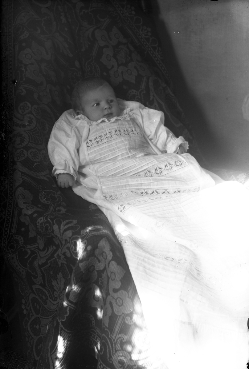 Oscar Holte, Portrett av spebarn