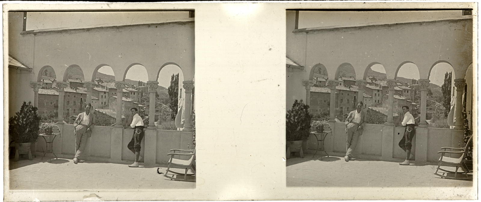 Desconegut, [Portrait on a terrace]