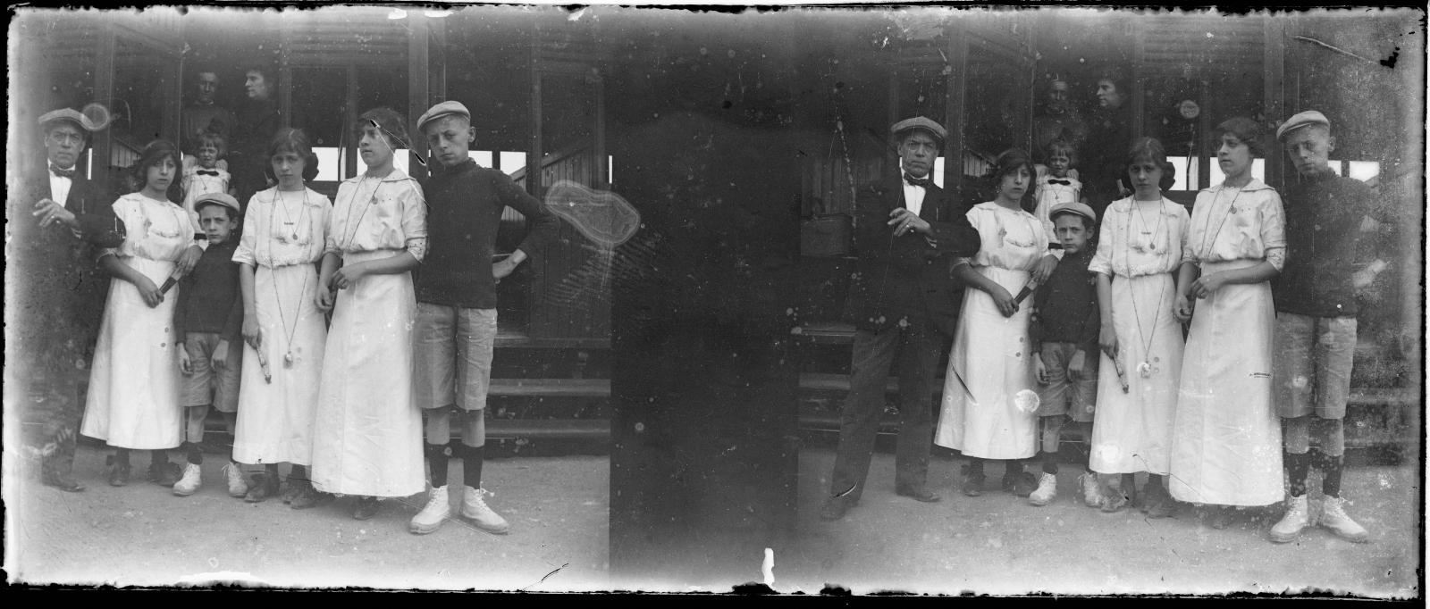 Desconegut, [Portrait at a train station]