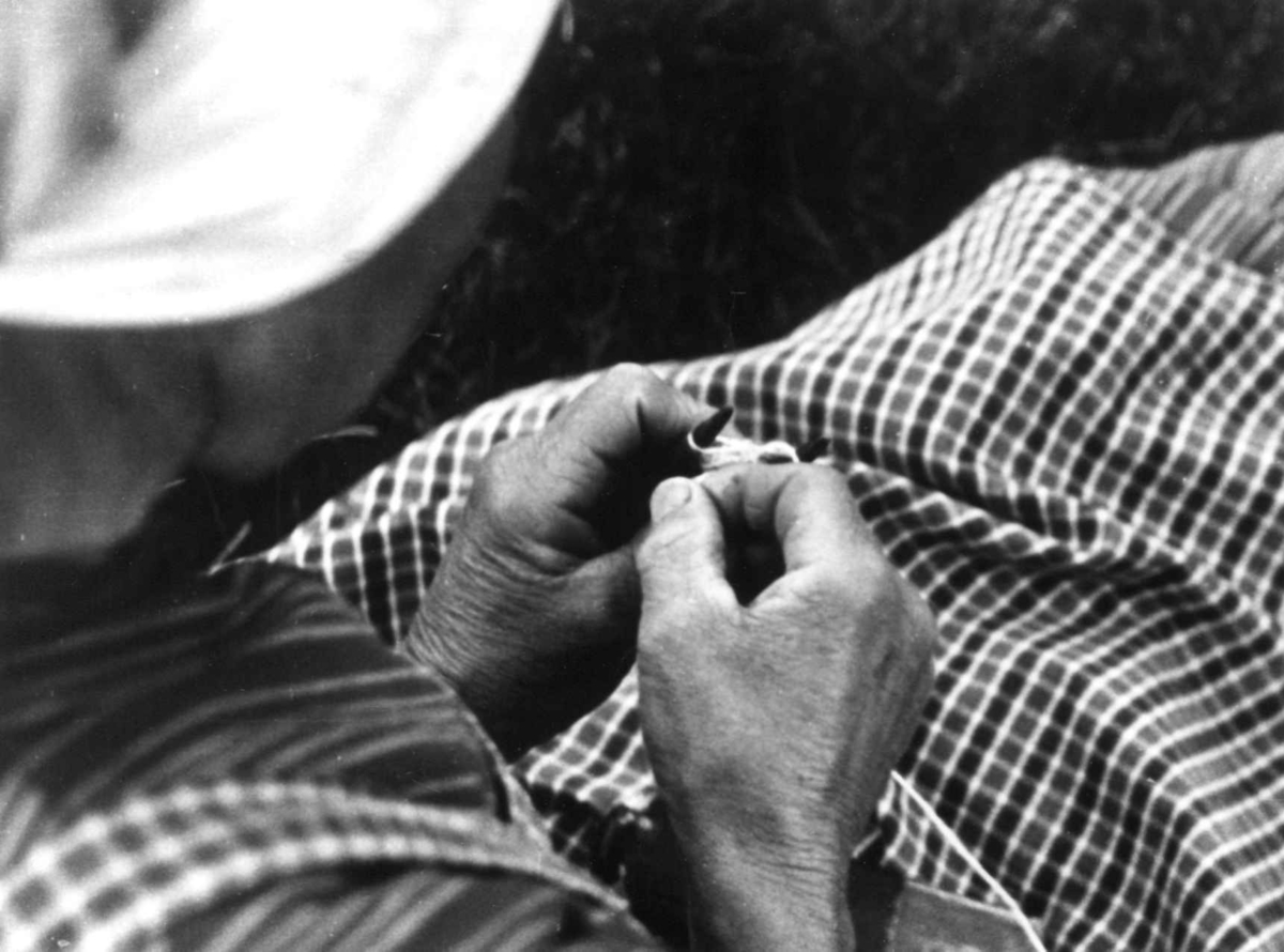 Anna Grostøl, Å lage snor på "mygestyng". Bjelland, Marnardal, Vest-Agder 1941.