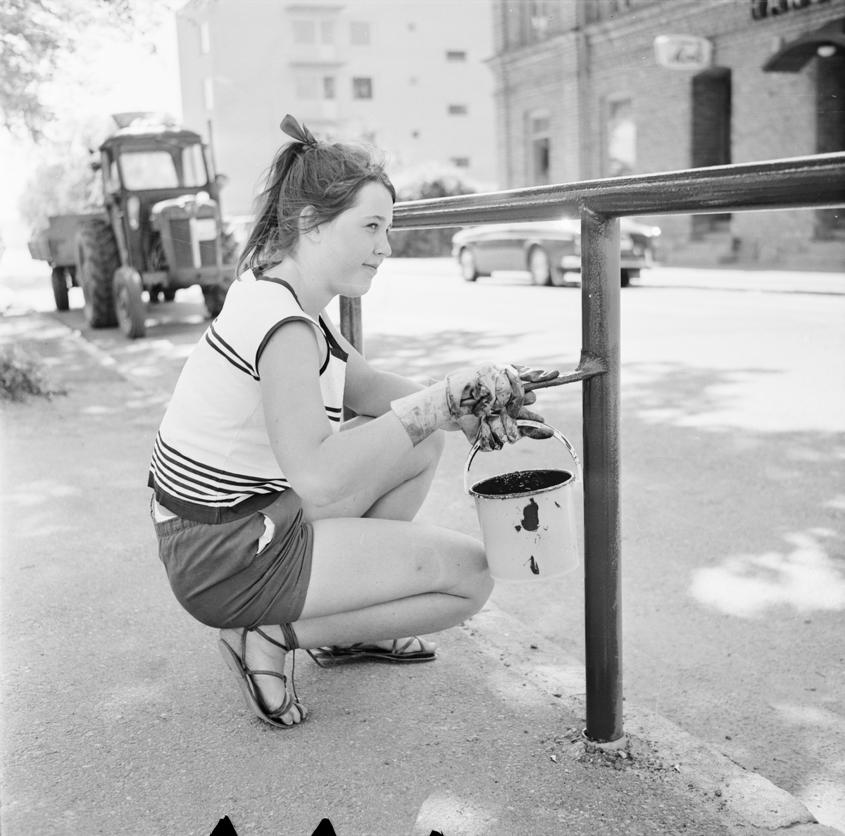 Tierp Arbetarbladet, Anneli Morberg målar staket under sitt feriearbete hos Tierps köpings parkavdelning, Tierp, Uppland juni 1968