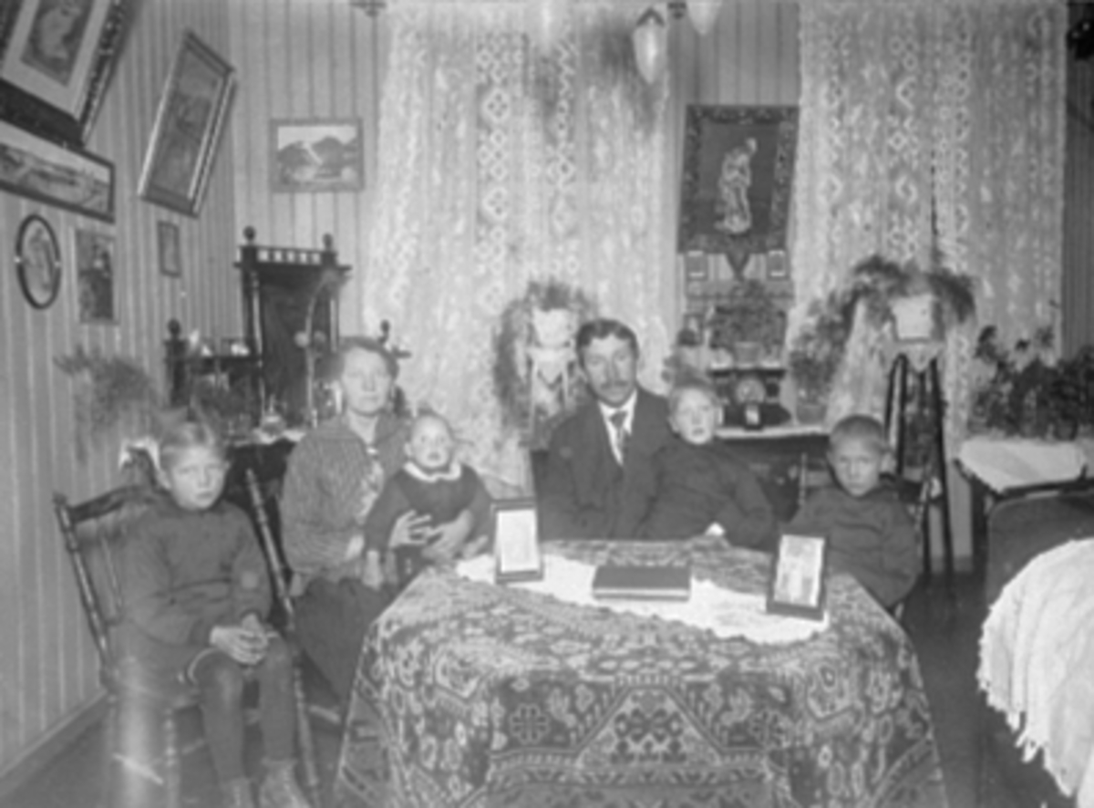 Anno Domkirkeodden, STUEINTERIØR, NORRØNNAGÅRDEN, OLE BULLS GATE 11, GRUPPE 6, FAMILIEN HALVORSEN, MØBLER