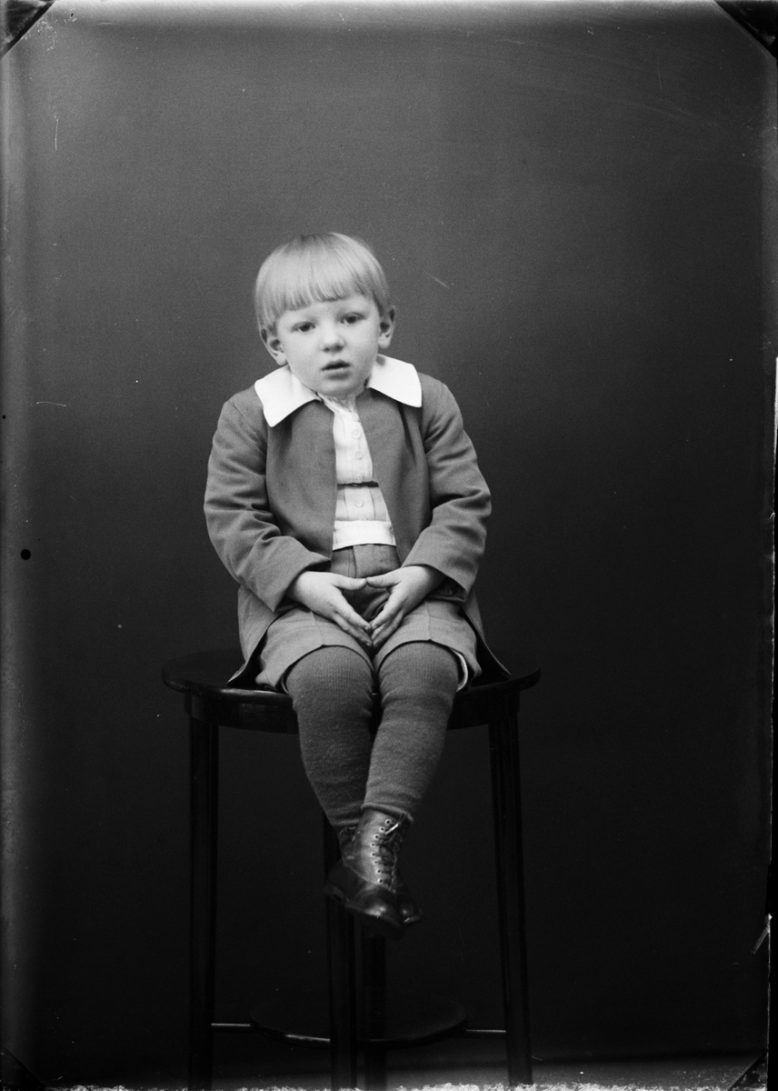 Skötsner-Edhlund, Ateljéporträtt - son till Gunnar Malmgren från Nerhammaren, Harg socken, Uppland 1931