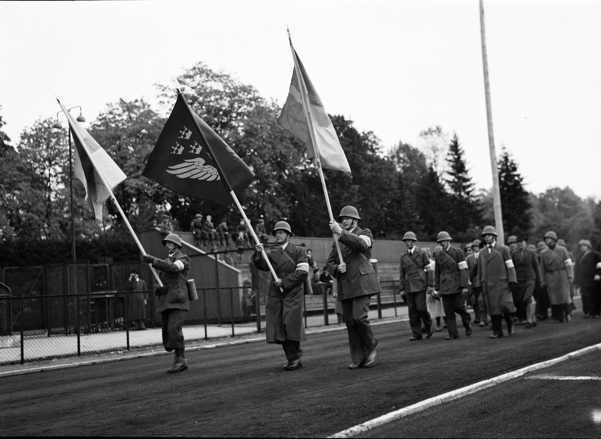 Paul Sandberg, "Luftskyddets dag. Stort intresse bland Upsalaborna" - hemvärnsmän på Studenternas Idrottsplats, Kronåsen, Uppsala oktober 1942