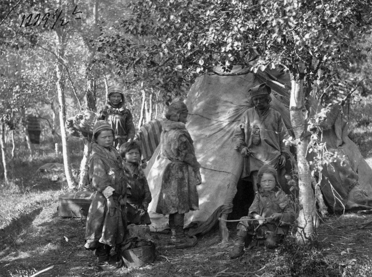 Axel Lindahl, Svenske samer utenfor et telt. Antagelig Finnmark 1885-1892.