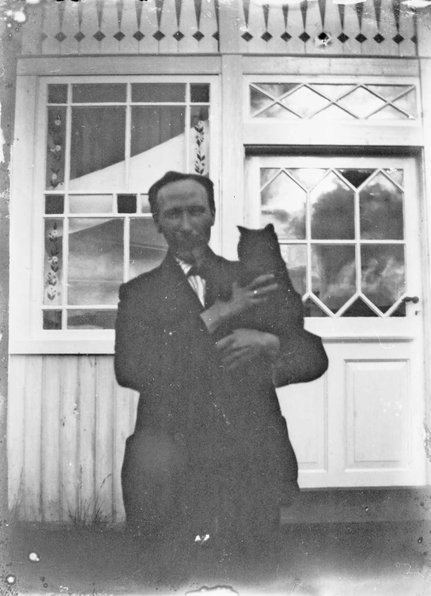Rachel Haarseth, Mann, klær, katt, bygning.