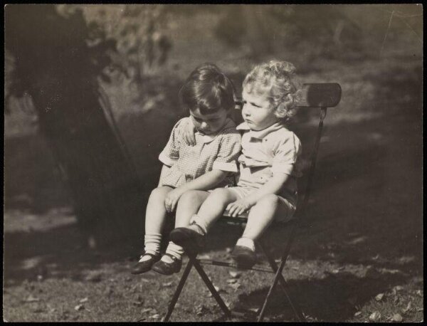 Hoppé, Emil Otto, Two toddlers sitting on a chair, National Adoption Home, Tower Cressy
