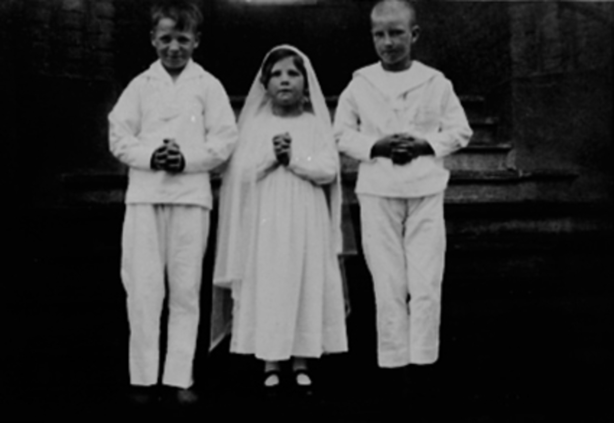 Anno Domkirkeodden, KATOLSKE MENIGHET, ST. TORFINN, DEN FØRSTE HELLIGE KOMMUNION, HVITESØNDAG, GRUPPE 3 BARN FRA VENSTRE: ARNE TILLEY, LILLEMOR, SIGMUND BYE
