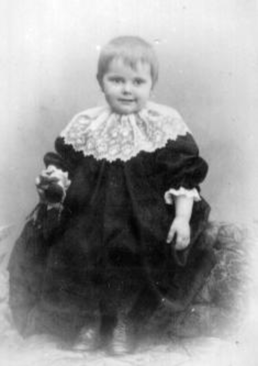 Anno Domkirkeodden, Portrett av liten pike. Borghild Andersen i kjole med kniplinger.