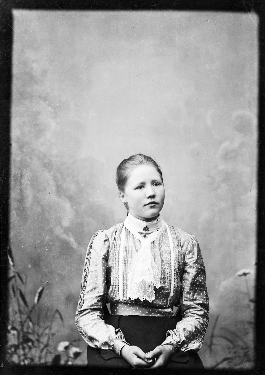 Skötsner-Edhlund, Ateljéporträtt - Ruth Skötsner, Östhammar, Uppland