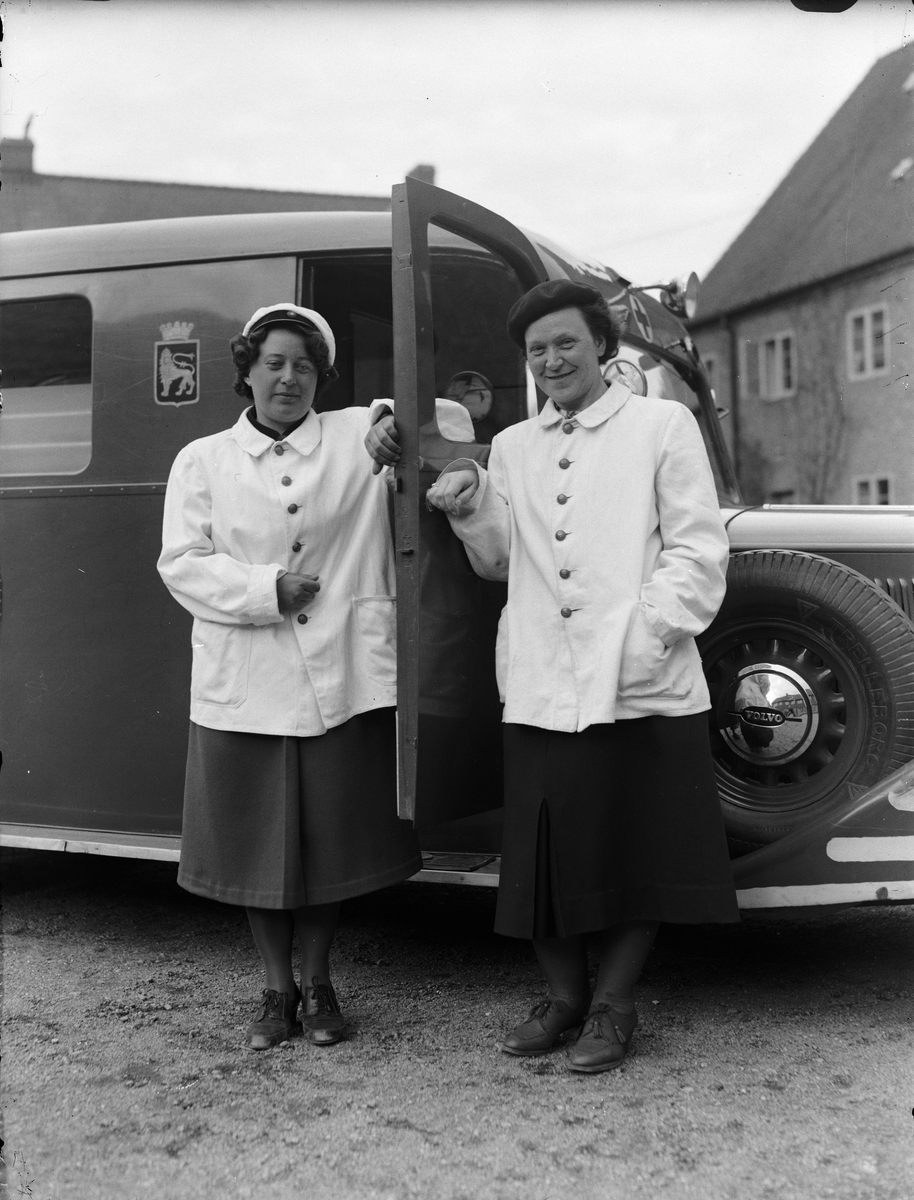 Paul Sandberg, The Ambulance Drivers Ruth Johansson and Eva Hellenius in Uppsala Female Bilkår