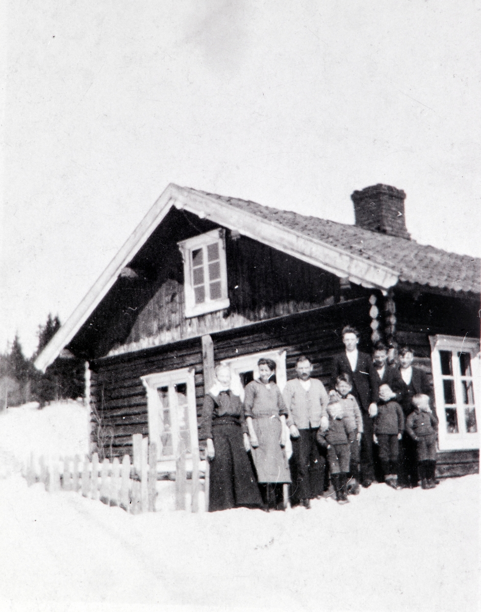 Anno Domkirkeodden, HUSMANNSPLASS, LIA, KALLERUDSØDEGÅRDEN, GRUPPE: 10 FORAN FRA VENSTRE: BERTE NILSEN, OLINE KRISTIANSEN, KNUT KRISTIANSEN, DE MINSTE FORAN: LEIF OG TOR (TVILLINGER), OLE OG ARVID, BAK: BJARNE, KRISTEN OG ARNE KNUTSEN