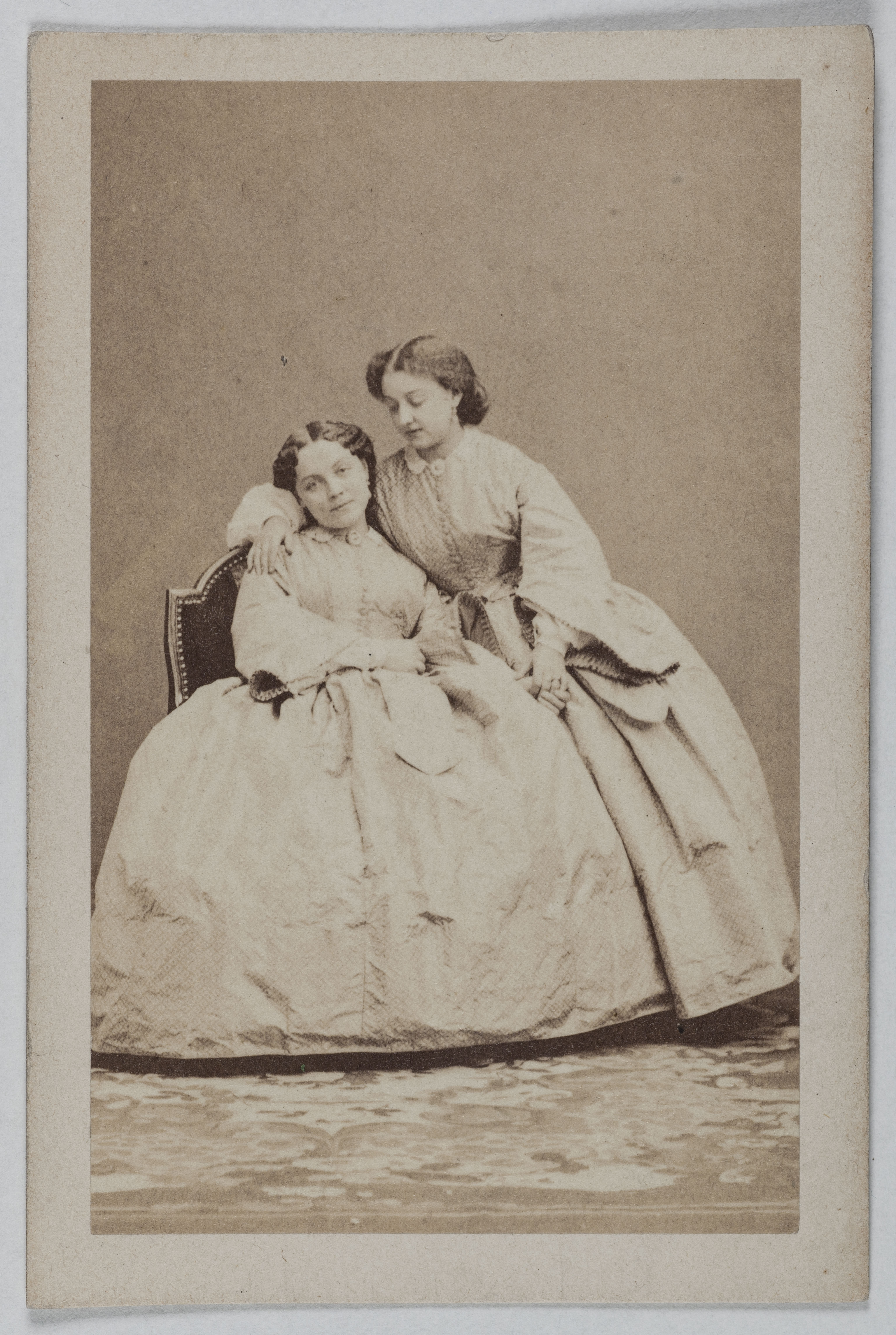 Disderi & Cie, Portrait de Faivre Marie et sa sœur Amélie, (cantatrices)