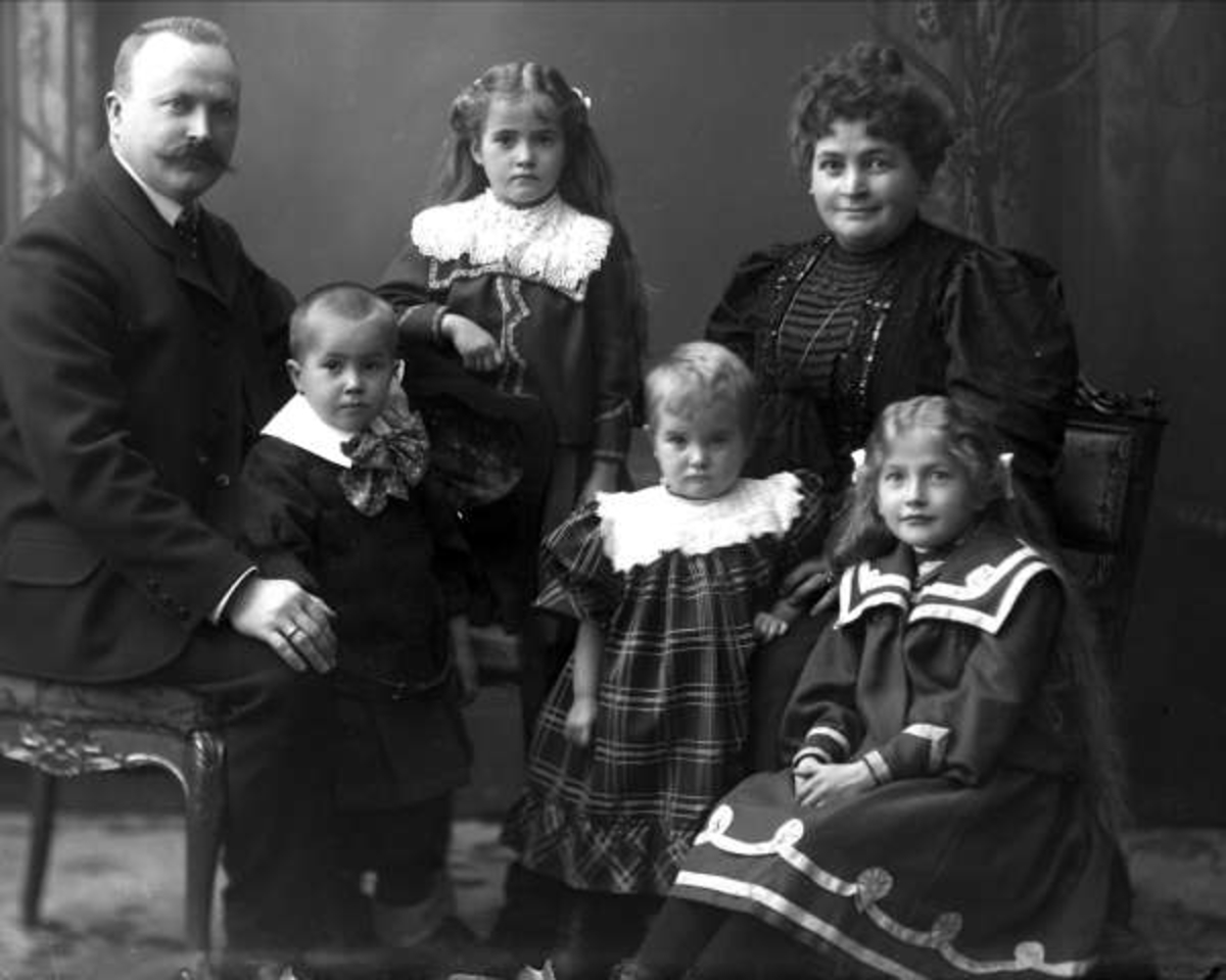 Gustav Borgen, Gruppeportrett, familiebilde, ektepar med fire barn. Kjøpmann Sætrang.