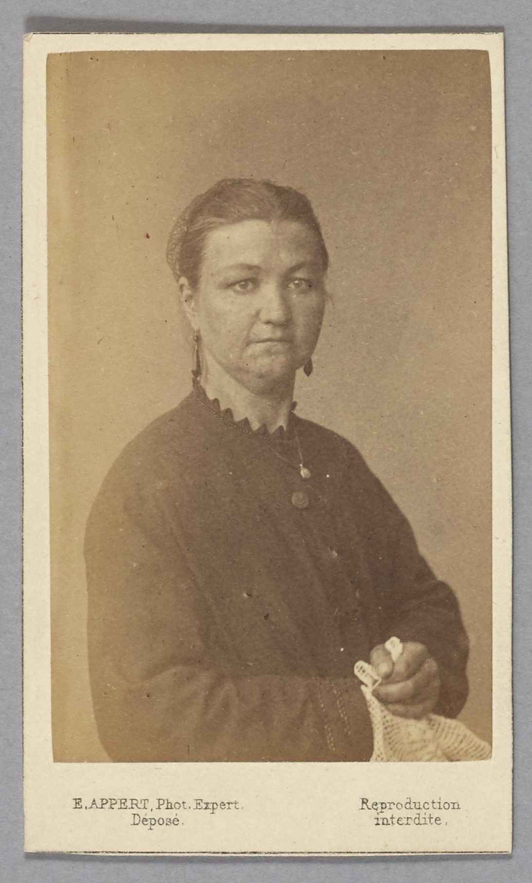Ernest Charles Appert, Portrait de Kosakowski Rosalie, épouse Niemic (Niemec ou Niemeque), pris à la prison des Chantiers à Versailles. Commune de Paris, 1871.