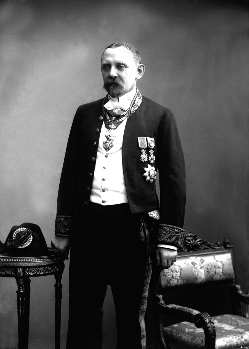 Gustav Borgen, Portrett, Fredrik Olaf August Woxen i uniform som ekspedisjonssjef og sjef for fengselsstyret.