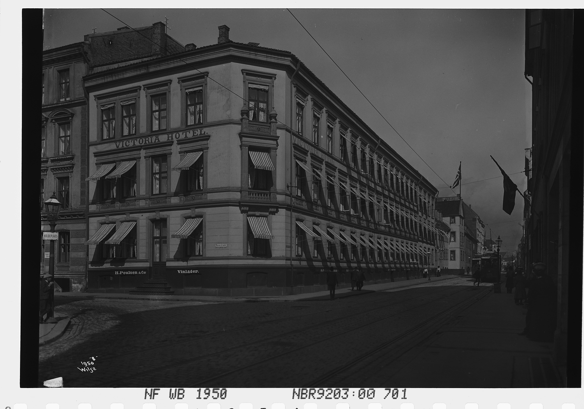 Anders Beer Wilse, Prot: Victoria Hotel facade Dronningens gt