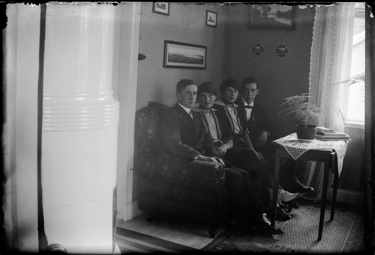 Skötsner-Edhlund, Women and men sitting on a couch, Östhammar, Uppland