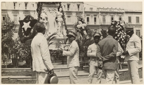 Walker Evans, People in Downtown Havana / People in Downtown Havana Shoeshine Newsstand