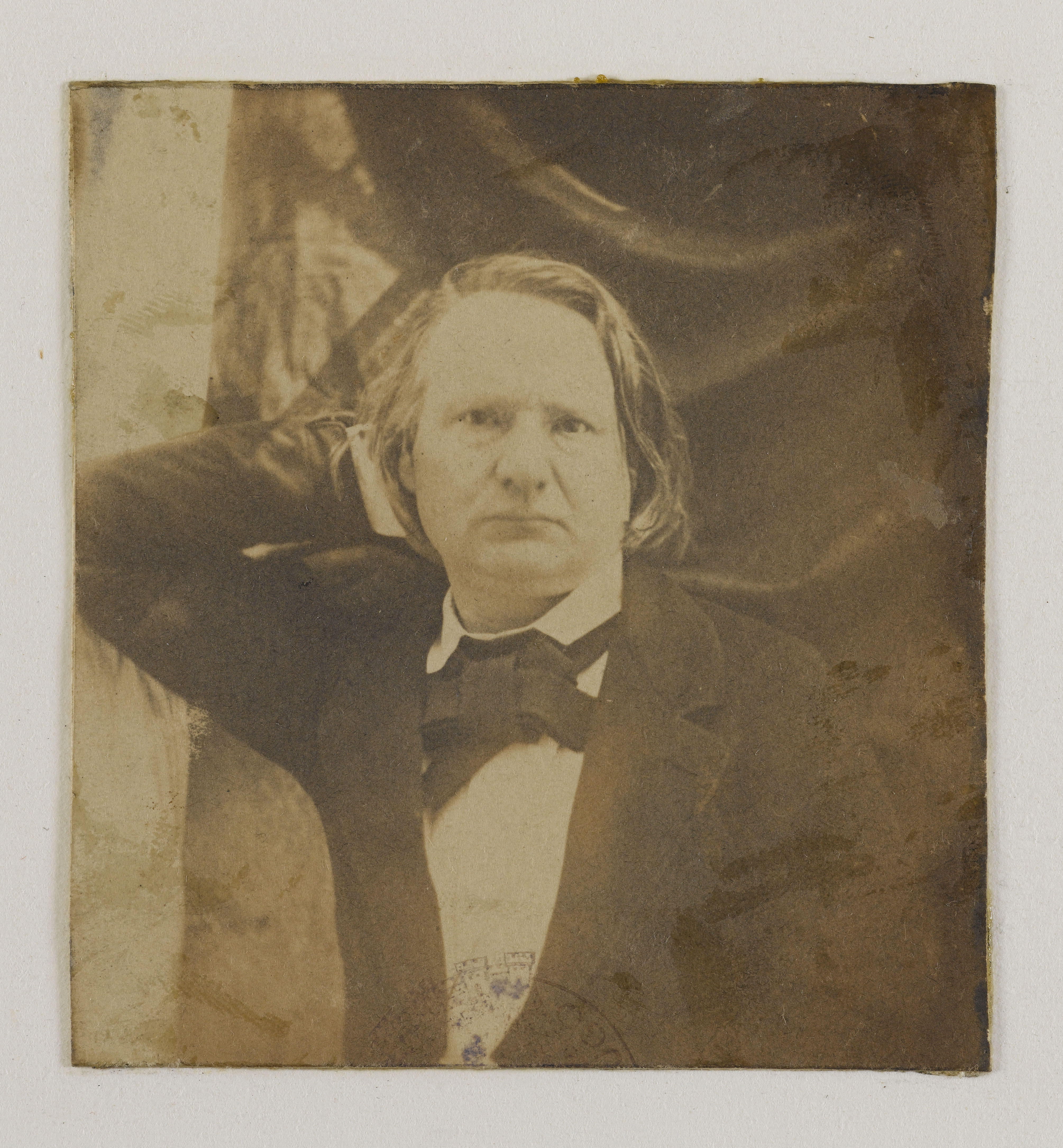 Charles Hugo, Victor Hugo de face, accoudé à un mur