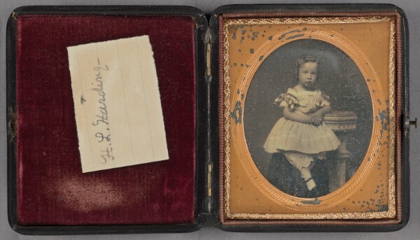 Unknown, [Portrait of a little girl with hair in short ringlets seated at a pedestal]