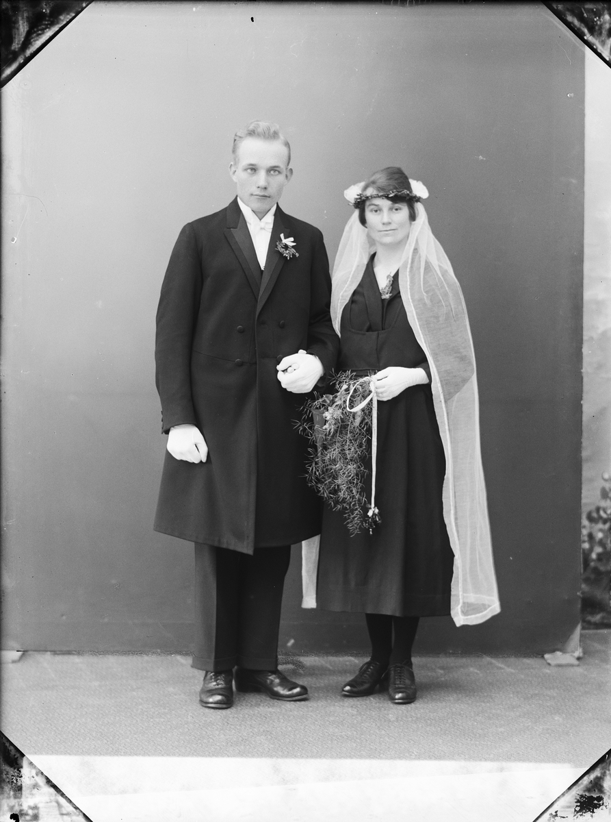 Skötsner-Edhlund, Ateljéporträtt - brudparet Westerlund från Gimo, Skäfthammar socken, Uppland 1926