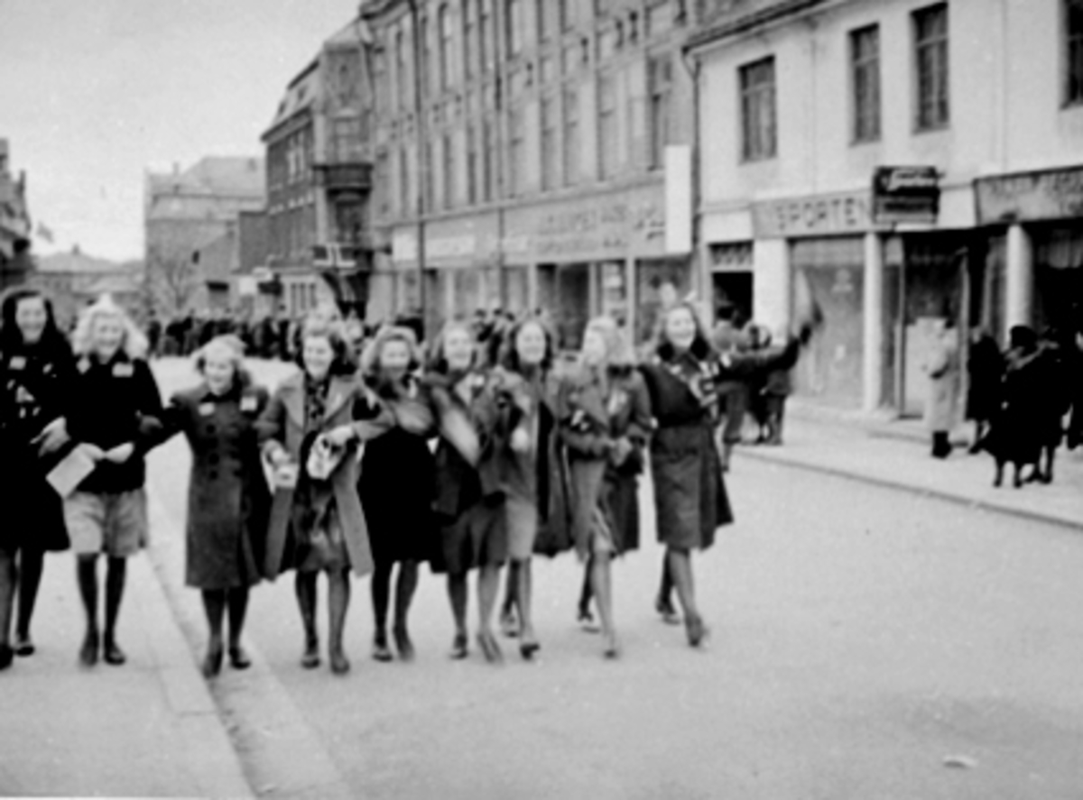 Anno Domkirkeodden, FREDSDAGER ETTER KRIGEN, GRUPPE 9 UNGE JENTER I TORGGATA, 07. 05. 1945, MAIDAGENE.
