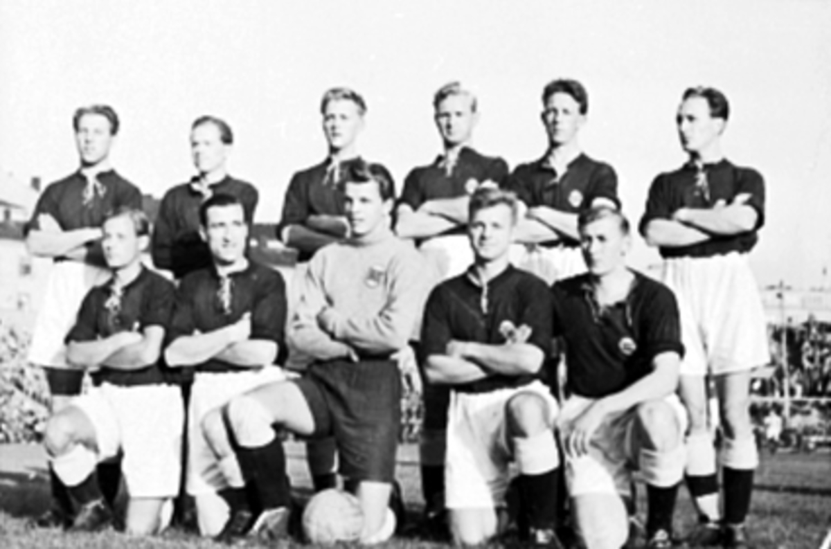 Anno Domkirkeodden, GRUPPE 11 FOTBALLSPILLERE, HAMARKAMERATENE, HAM-KAM, BUSSE MONSEN, H. HANSEN, O. A. J. , H. JOHANSEN, ODDNYBAKKEN, ROLØF NYBAKKEN, KÅRE BROVOLD, PER ANDERSEN, KRISTIAN FINBORUD, JORULF STORBEKKEN