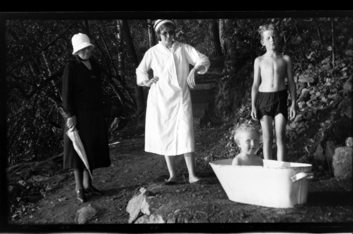 Rolf Sr. Sundt, Birgitte Aubert, hennes datter Hilda Sundt og Hildas sønner Lars Peter, i balje, og Rolf Jr. i skog ved Flaskebekk på Nesodden. Fotografert 1931.