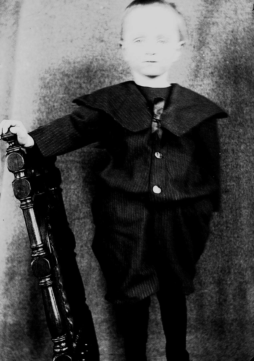 Axel Quinsgaard Wiborg, Portrett av gutt på en stol, Halvor Nicolai Q. Wiborg, Digerud, Frogn, Akershus, februar 1907.