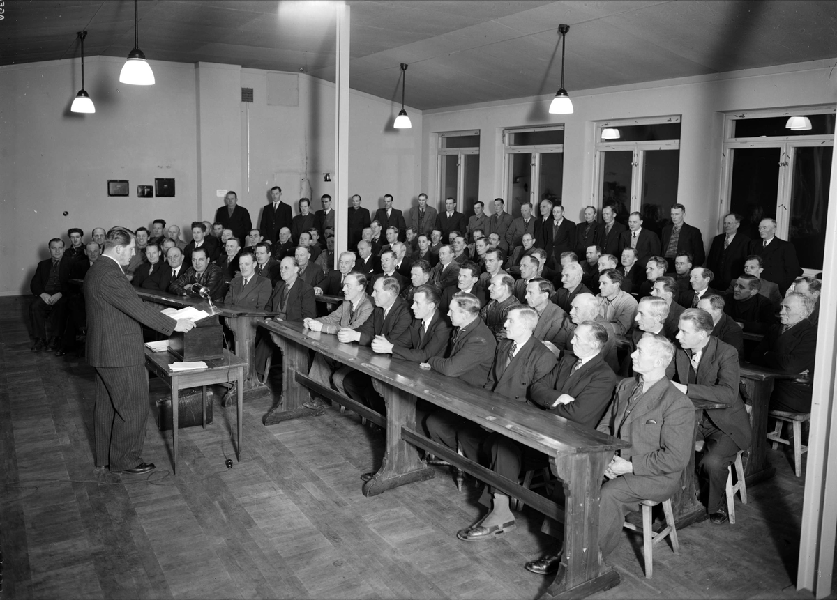 Paul Sandberg, Talare eller föreläsare med manliga åhörare, sannolikt Uppsala 1942
