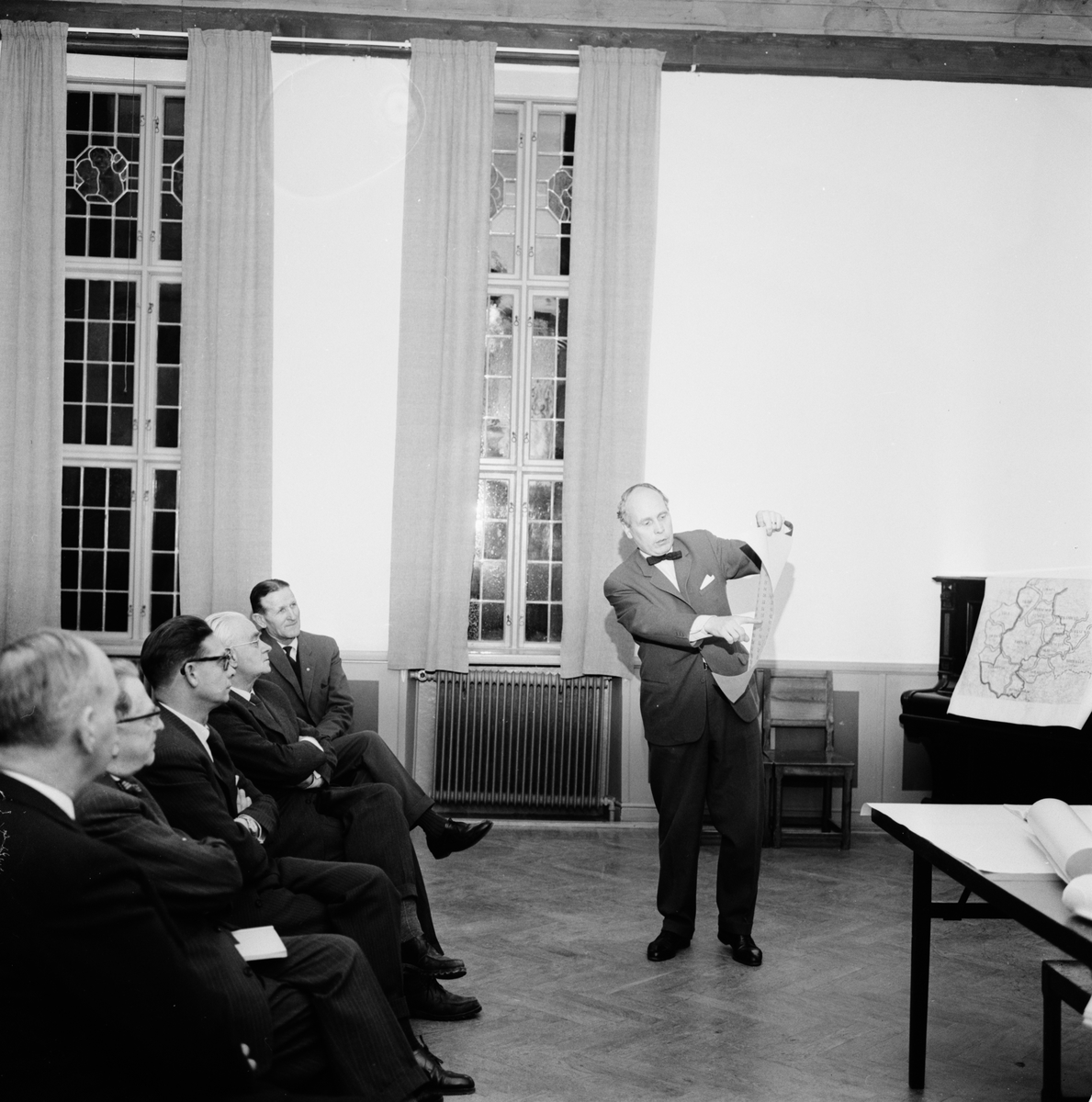 Uppsala-Bild, Uppsala läns Landsting - expedition manager Lennart Rydback shows the plans for the Akademiska Hospital’s expansion, Uppsala 1962